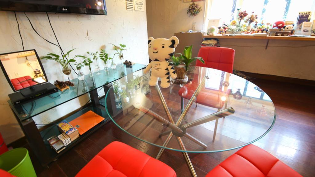 Comeinn Guesthouse Hongdae - Female Only Сеул Екстер'єр фото